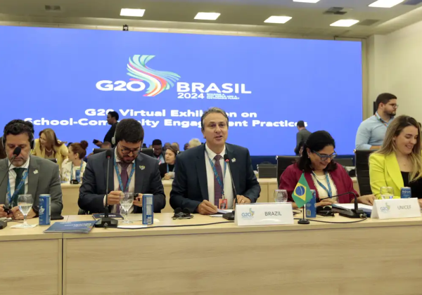  Ministro da Educação destaca importância da tecnologia, mas com limite