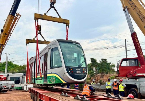  Trens do VLT começam a ser transportados para procedimentos na fábrica em SP