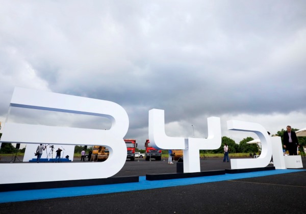  Pela primeira vez BYD supera Tesla em faturamento no trimestre