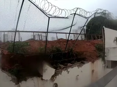  Muro desaba no bairro da Pituba por conta das fortes chuvas em Salvador