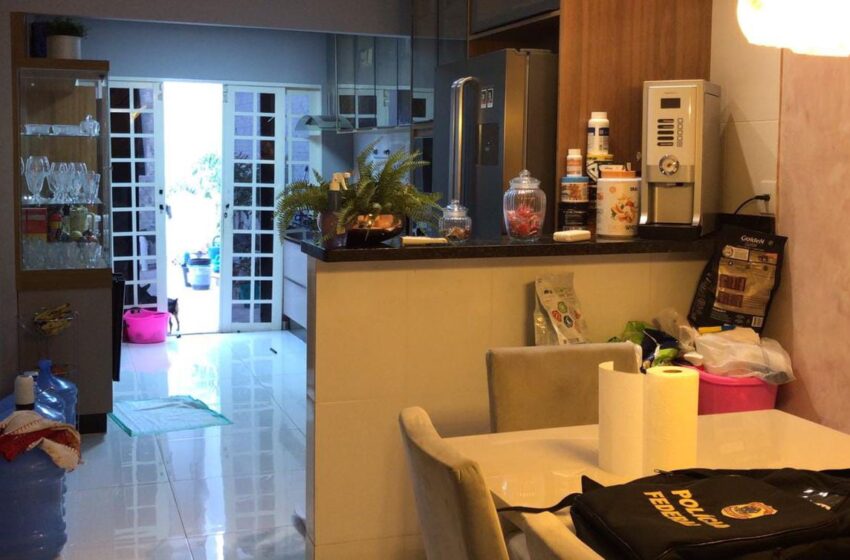  Carros, relógios, perfumes e bolsas importados são encontrados na casa do líder de facção em Cuiabá