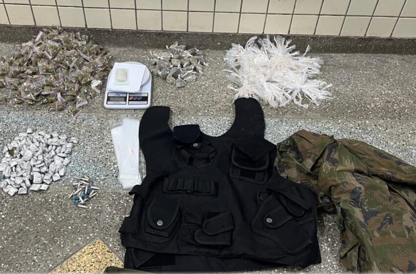  PM apreende arma, munições, carregador, colete e drogas em Lauro de Freitas