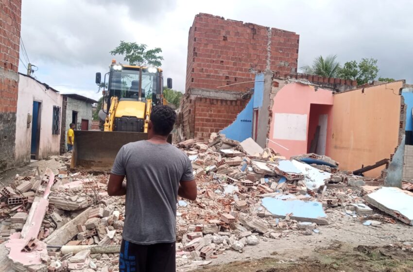  Prefeitura faz a demolição de casas e casebres de famílias beneficiadas com unidades habitacionais no Jaçanã