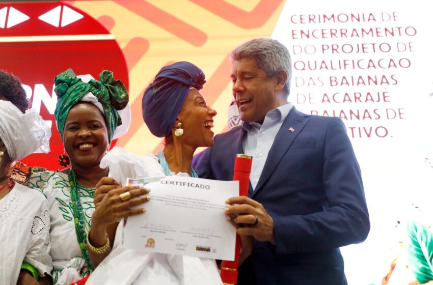  Baianas de acarajé e de receptivo recebem certificado de capacitação do Governo do Estado