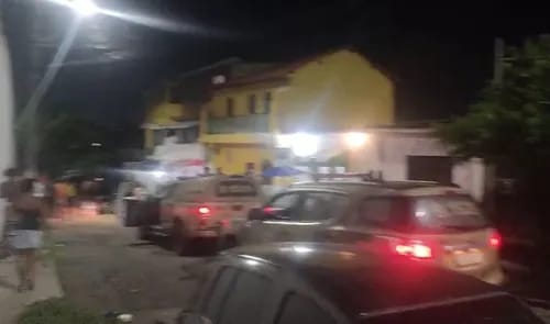  Grupo rouba carro, é perseguido pela PM e tomba veículo em Itapuã