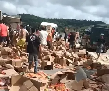  Carga é saqueada após acidente envolvendo caminhão na BR-101 neste domingo (22)