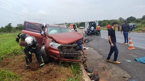  Batida entre caminhonetes termina com um morto e dois feridos na Bahia
