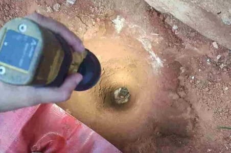  Criança de 2 anos cai em buraco de quatro metros