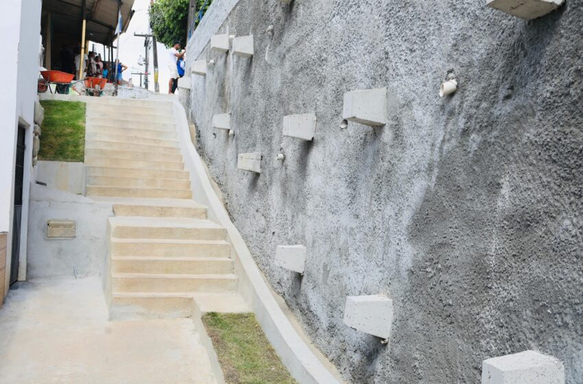  Prefeitura de Salvador inaugura contenção de encosta e garante tranquilidade para famílias em Tancredo Neves
