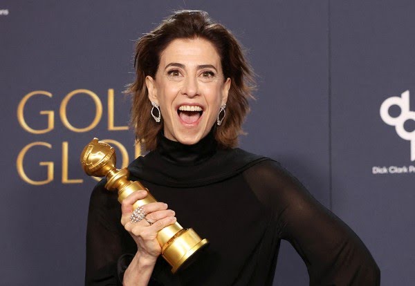 Fernanda Torres ganha Globo de Ouro de melhor atriz e dedica prêmio a Fernanda Montenegro