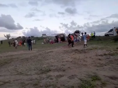  Acidente de ônibus deixa 8 feridos na BR-116 sentido Salvador