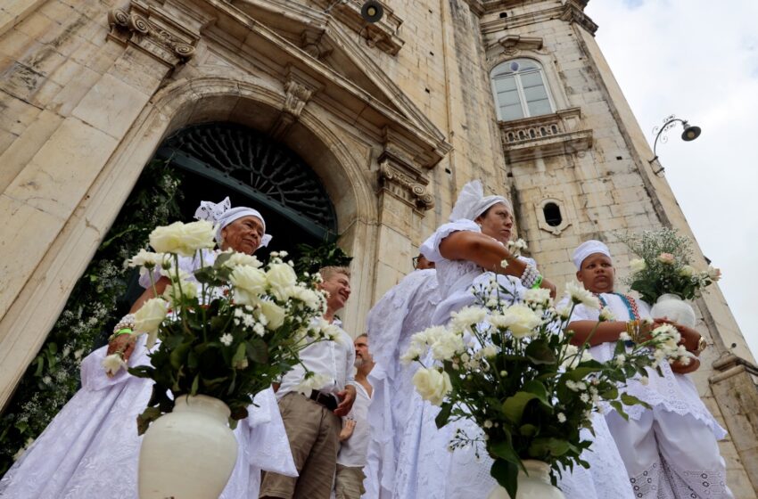  Dia de agradecer e pedir pela paz no mundo, e que o Senhor do Bonfim nos acompanhe ao longo do ano”, declara Jerônimo no início do cortejo da Lavagem