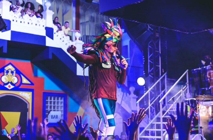 Carlinhos Brown desfila com o Bloco Timbalada no Carnaval 2025