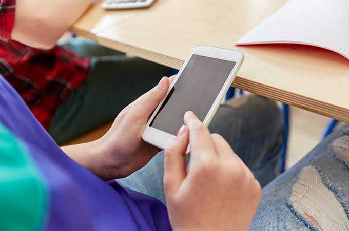  Escolas devem se preparar para restrições ao uso de celulares e aparelhos eletrônicos nas unidades de ensino