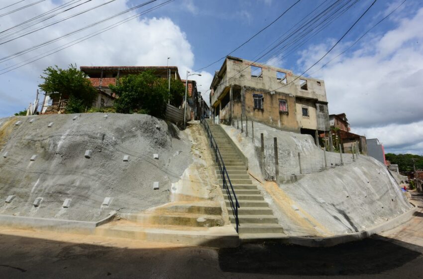  Primeira obra inaugurada pela Prefeitura em 2025, contenção de encosta garante segurança a famílias em Tancredo Neves