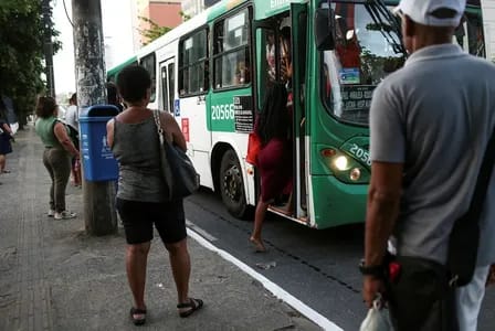 Após tiroteio, ônibus deixam de circular em Tancredo Neves nesta sexta-feira (10)