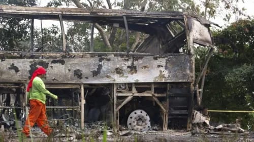  Colisão entre ônibus e caminhão deixa mais de 40 mortos no sul do México