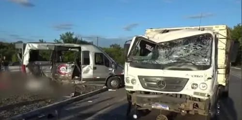  Seis vítimas fatais em colisão entre van e caminhão no norte da Bahia