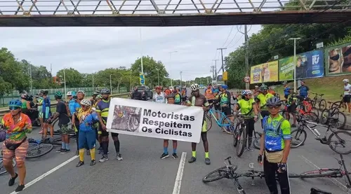  Ciclistas realizam protesto na Paralela após atropelamento fatal de colega
