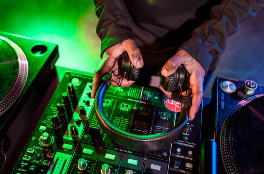  Salvador comemora o “Dia Mundial do DJ” com evento solidário e proposta inovadora no Rio Vermelho