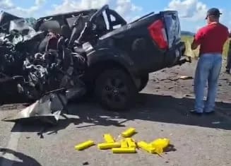  Caminhonete carregada de maconha e arma colide em ônibus no sudoeste da Bahia; motorista não resiste aos ferimentos