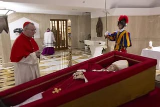  Primeiras imagens do velório do Papa Francisco com caixão simples são divulgadas