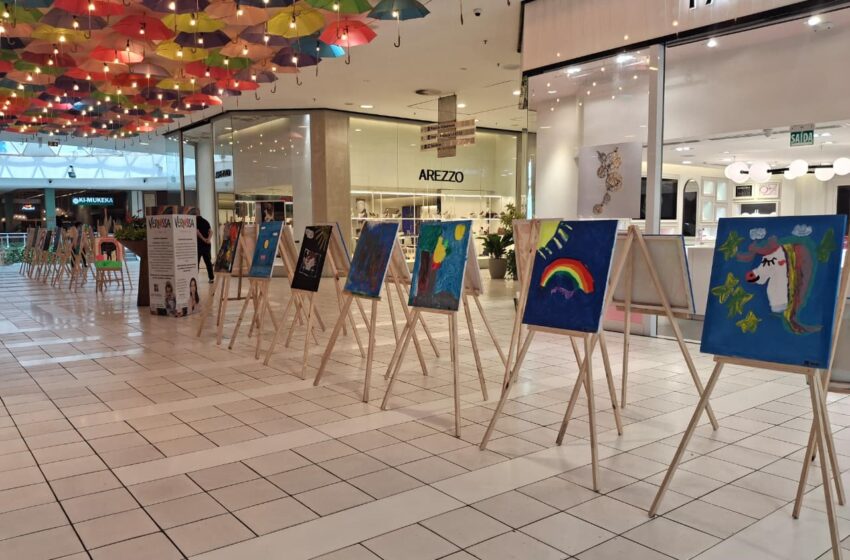  Exposição reúne cerca de 30 pinturas de crianças neurodivergentes no Shopping Paralela