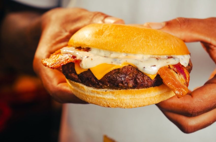  Muito além da carne: o que faz um hambúrguer ter mais sabor?