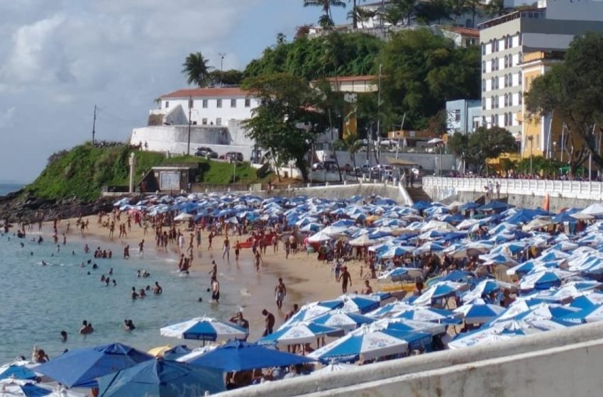 Ministério Público exige fiscalização de vendedores ambulantes nas praias de Salvador