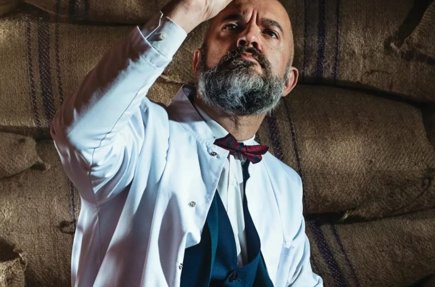  Mestre chocolateiro Pedro Araújo, diretor do Museu do Chocolate de Porto e fundador da Vinte Vinte, é confirmado como palestrante do Salon du Chocolat Brasil