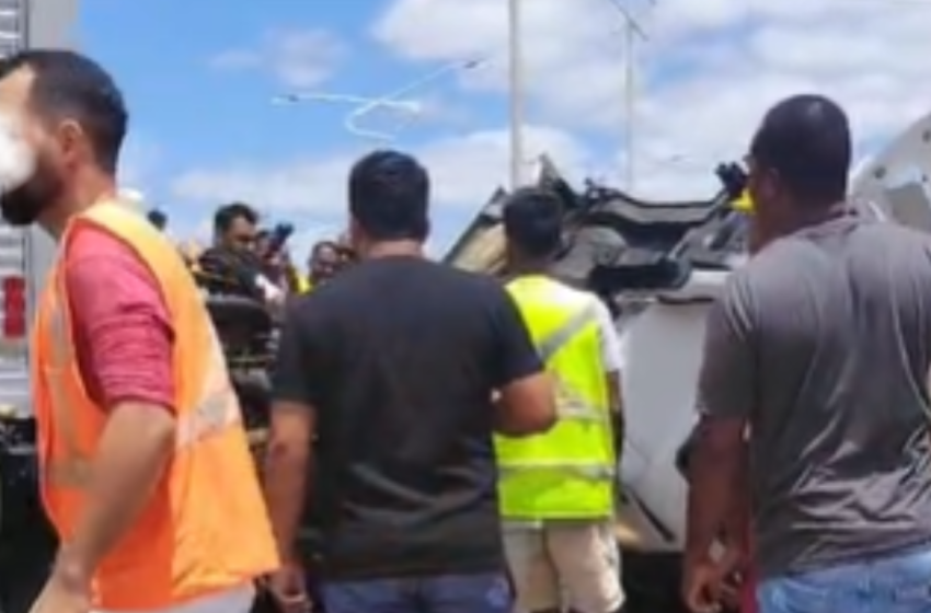  Cabine de caminhão se desprende após veículo passar por quebra-molas na Bahia